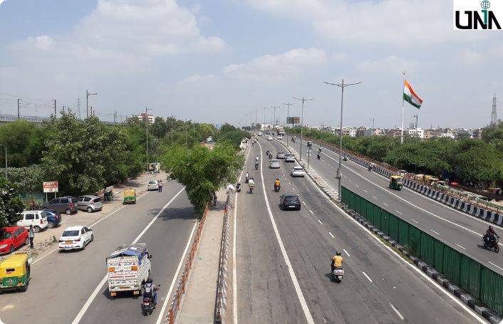 नोएडा में 'नो लेन चेंजिंग ज़ोन': अब लेन बदलना पड़ेगा भारी, जानें क्यों जरूरी है लेन अनुशासन